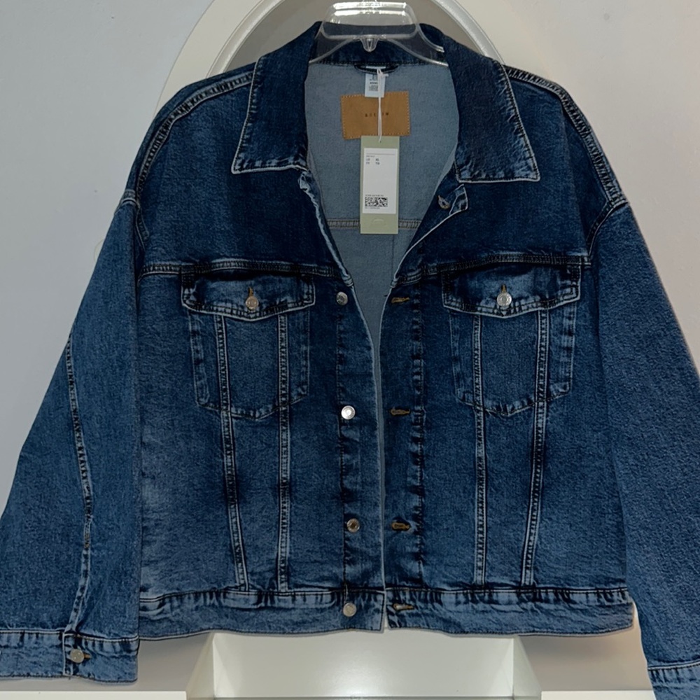 🔥H&M Denim Jacket NWT🔥 purchased it, but it is too big for me